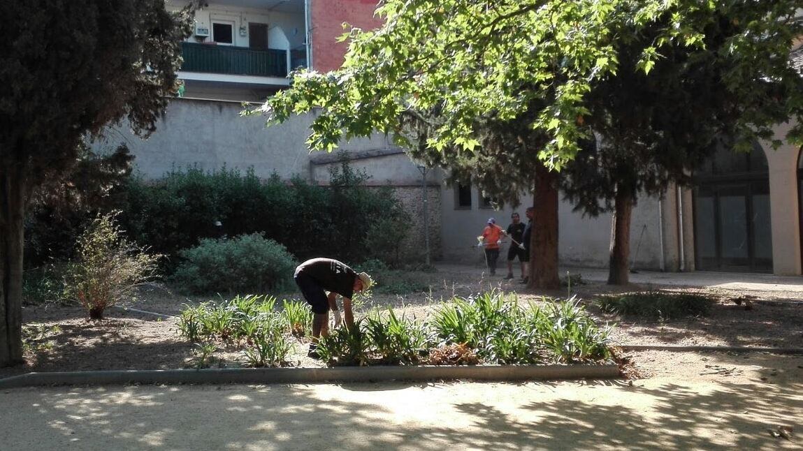 Els participants en el projecte singulars milloren diversos indrets de Salt, mentre es formen fent feines de jardineria