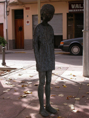 Adéu- La nena de la plaça del veïnat de Salt Adéu- La nena de la plaça del veïnat de Salt
