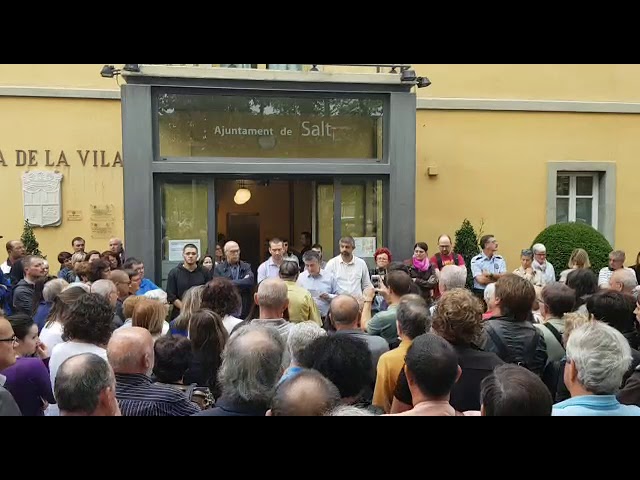 Concentració i lectura del manifest a l’ajuntament de Salt