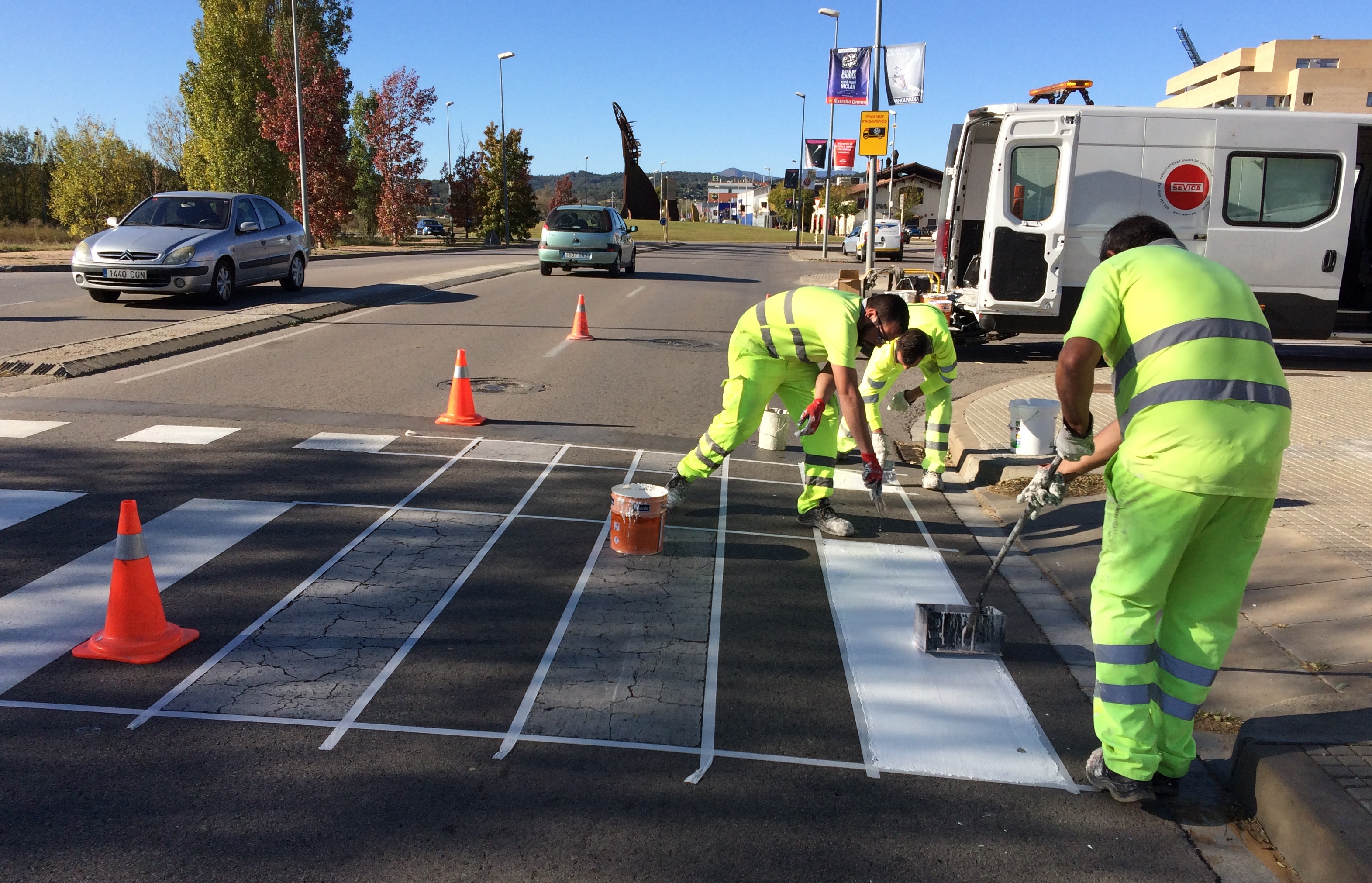 Pinten les senyals de les carreteres i passos de vianants de Salt
