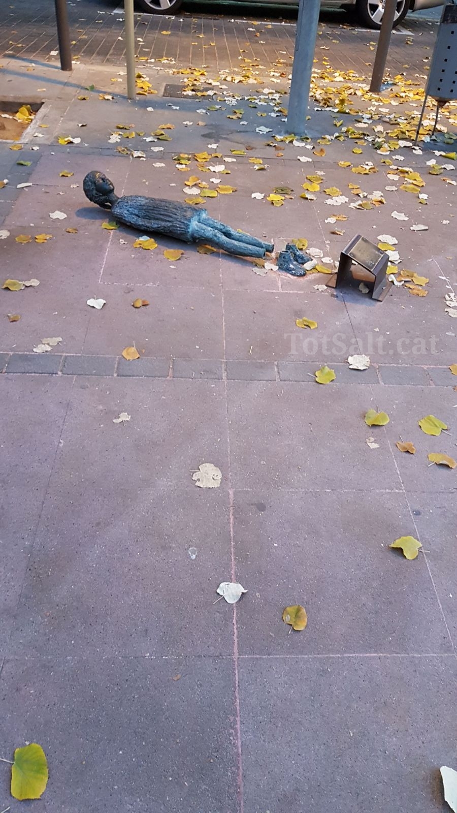 Canviem Salt demana que es restitueixi la estàtua de la plaça del veïnat.