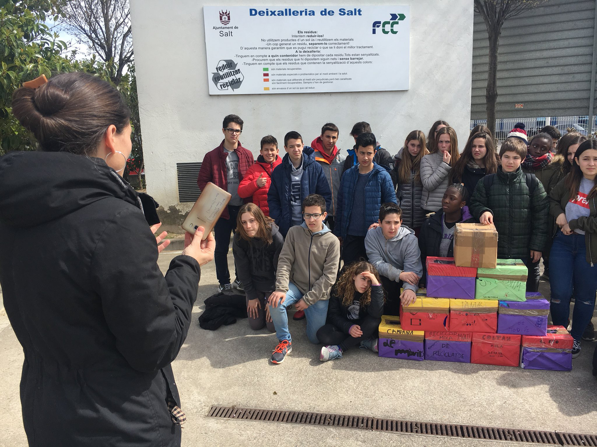 L’Escola Pompeu Fabra lliura un miler de mòbils a la deixalleria de Salt
