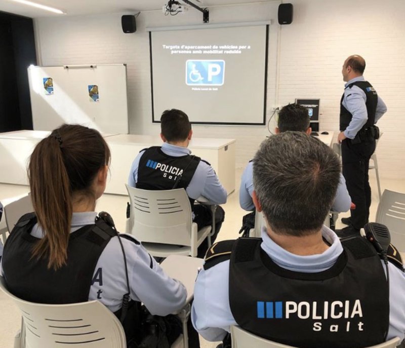 La Policia Local de Salt ha engegat una campanya per evitar l’ús fraudulent i la picaresca amb les targetes per a persones amb disminució.