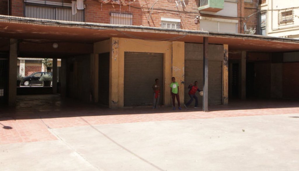 Veïns i Ajuntament consensuen la cessió d’un espai comunitari a la plaça Antoni Gaudi de Salt