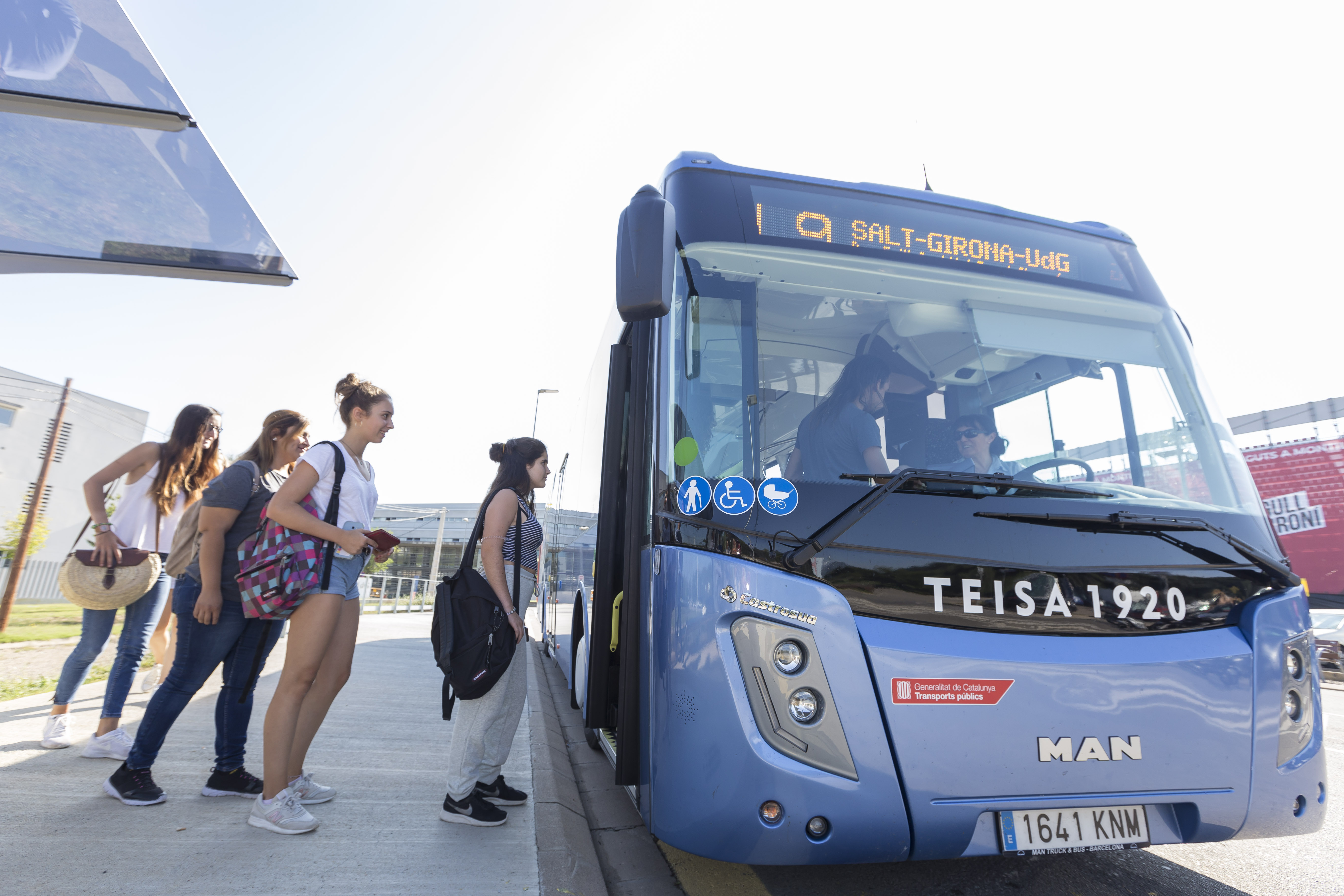 Centenars d’usuaris estrenen la nova línia L9 que connecta Salt i la UdG
