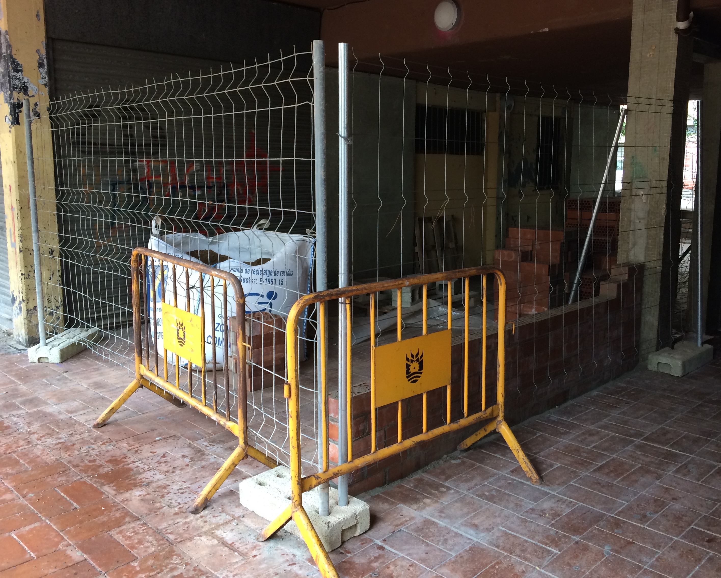 Comencen els treballs per tancar els baixos de la plaça Antoni Gaudi de Salt que els veïns han cedit a l’Ajuntament