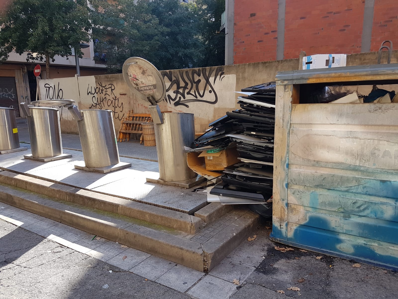 Denuncien un home per abocar voluminosos als contenidors