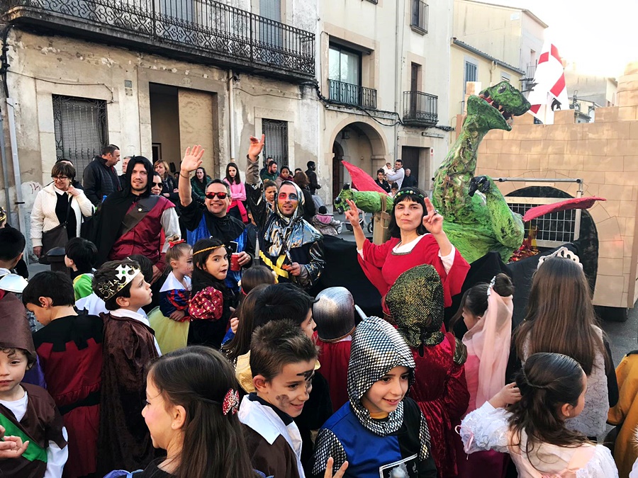 Imatges de la rua de carnestoltes del col·legi Pompeu Fabra