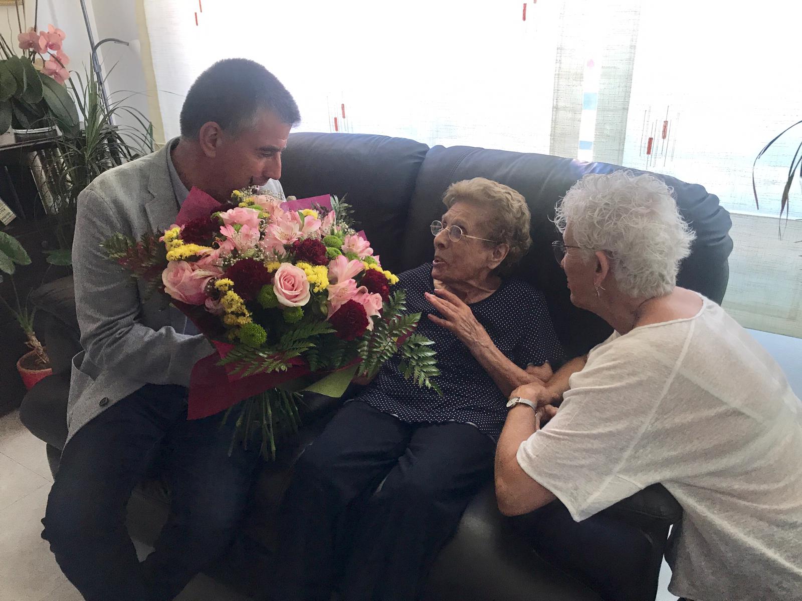 L’alcalde de Salt i la regidora de gent gran Feliciten a Francisca Vilalta