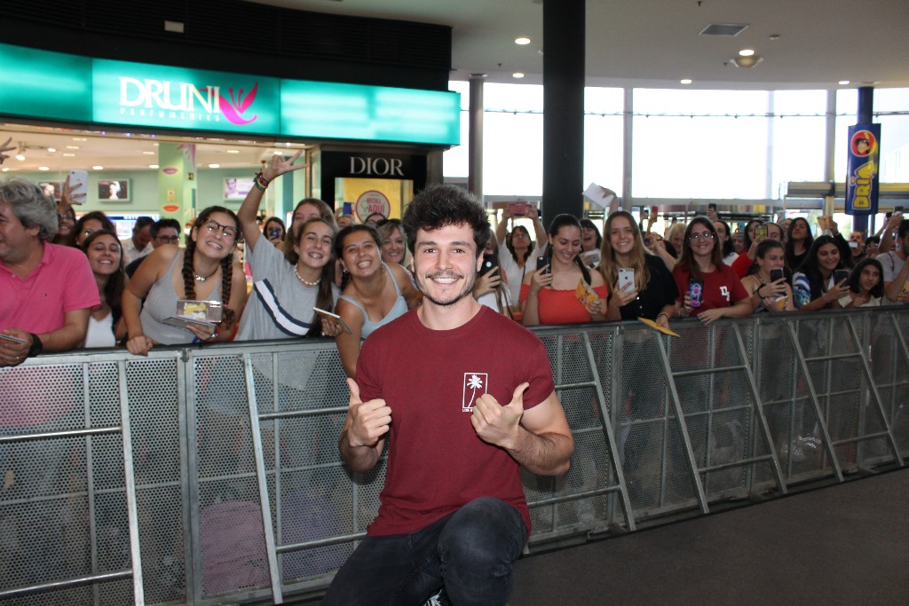 Unes 400 persones a la signatura de Miki Núñez del seu primer disc «Amuza» a Fnac de l’Espai Gironès