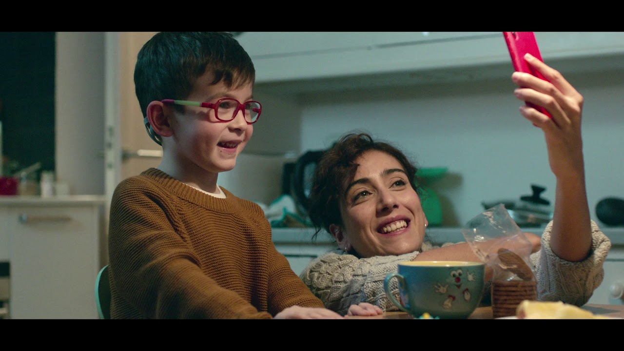Passem més temps amb el mòbil que amb la família?