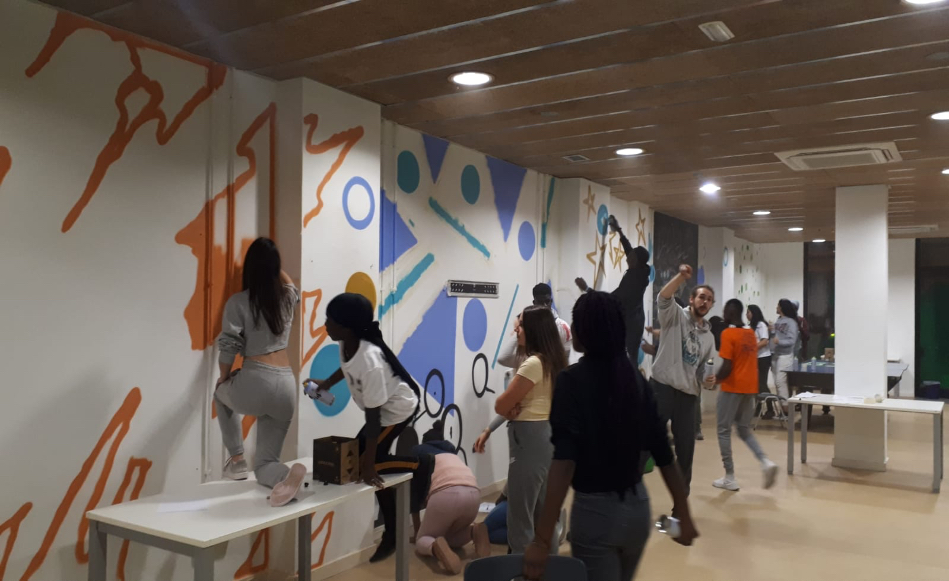Mural sobre el feminisme, el canvi climàtic i les diferències culturals a la Fàbrica Jove de Salt