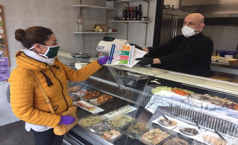 L’Ajuntament de Salt distribueix mascaretes als establiments