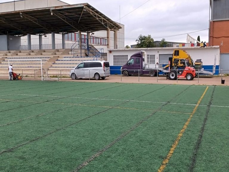 Comença la instal·lació de la nova gespa artificial del camp del futbol de la zona esportiva El Pla de Salt