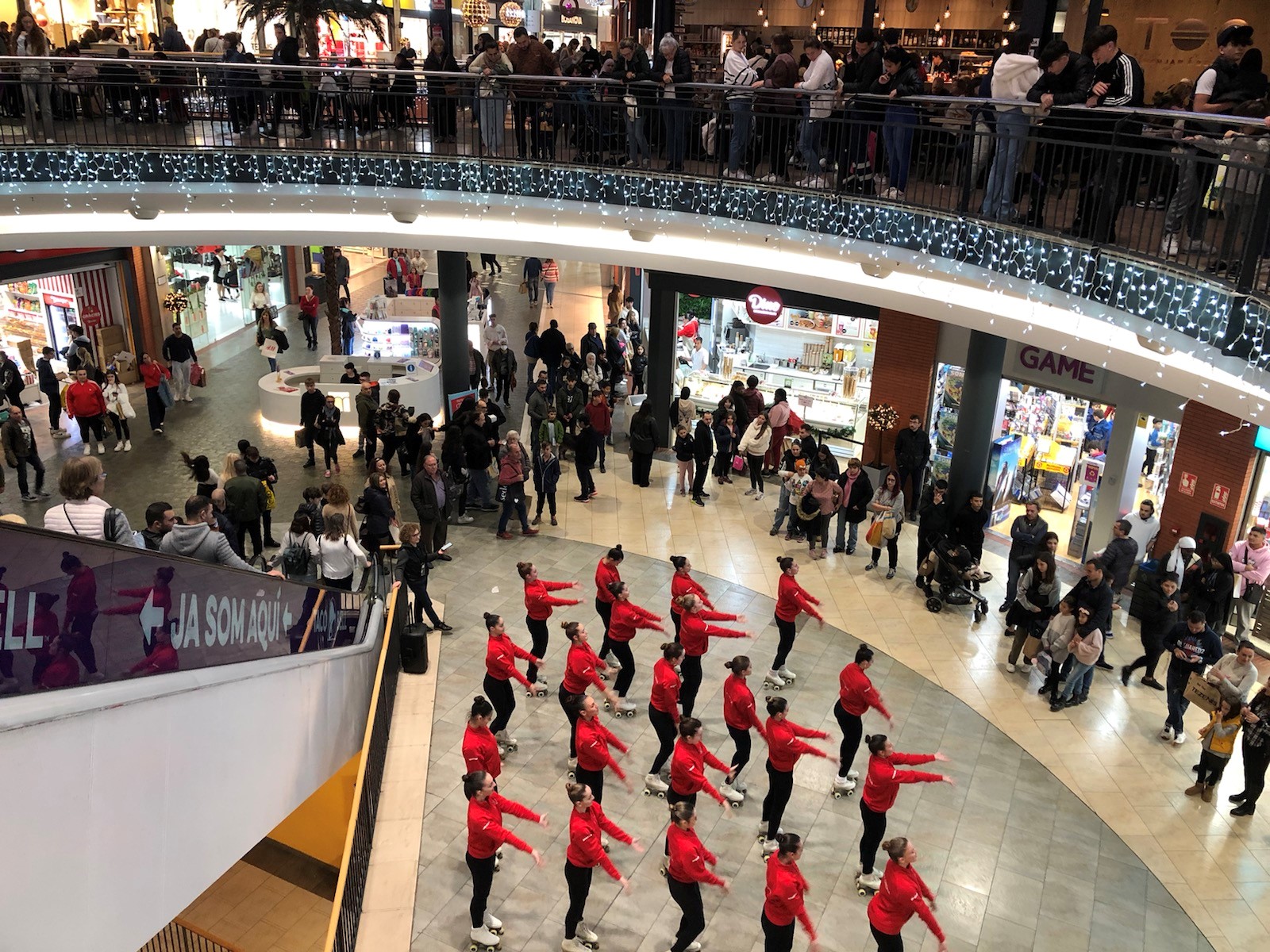 Exhibició de les patinadores del CPA Girona a l’Espai Gironès per la campanya de Nadal 
