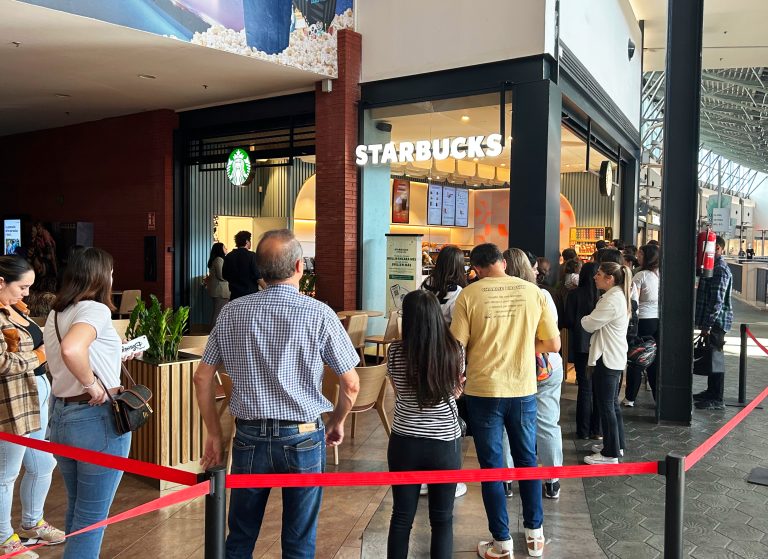 Starbucks a l’Espai Gironès destina els 4.687€  del dia d’obertura al Banc dels Aliments