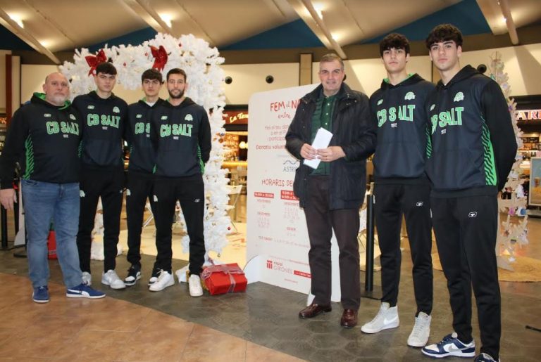 Jugadors del CB Salt participen a la campanya solidària de Nadal de l’Espai Gironès 