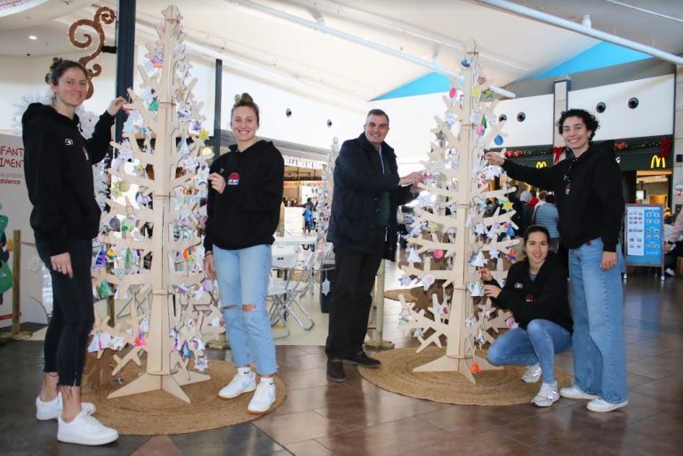 Jugadores de l’Uni Girona participen a la campanya solidària de Nadal de l’Espai Gironès 