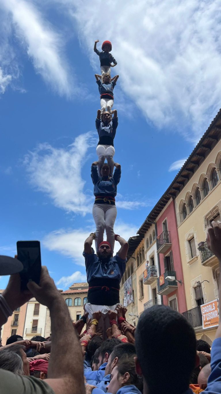 Marrecs de Salt fan història a la Festa Major de Vic amb el seu primer Pilar de 6