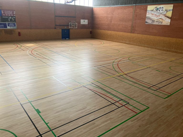 Millores a la pista del pavelló poliesportiu de Salt