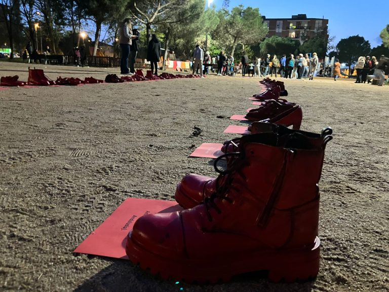 88 parells de sabates vermelles a Salt per recordar les víctimes de violència masclista del 2024