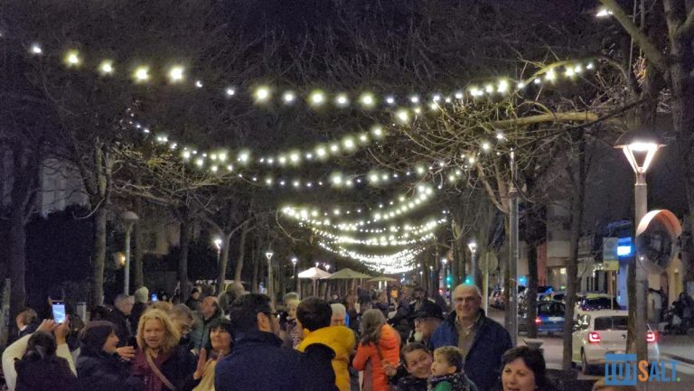 Salt obre l’enllumenat de Nadal a ritme de la Girona Marxing Band i una xocolatada popular