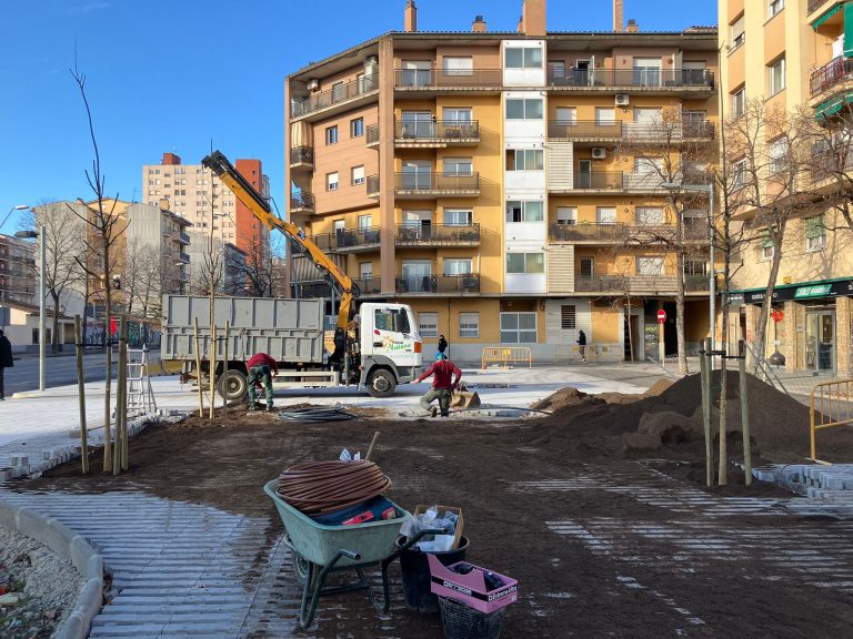 Es planten 33 arbrets als nous espais que ha generat l’obra del BRCAT a Salt