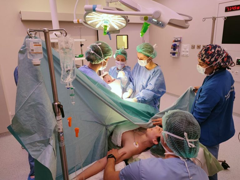 La sala de parts de l’Hospital Trueta incorpora un quiròfan per a cesàries i una àrea postquirúrgica annexa