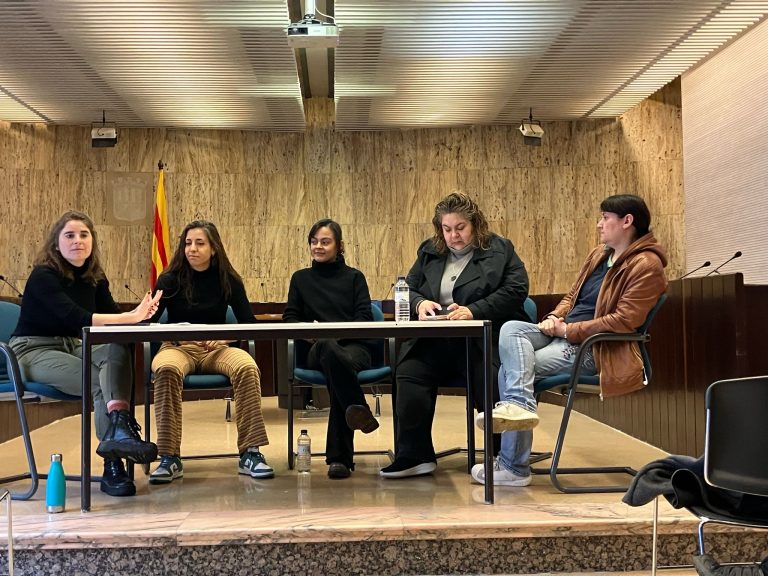 Quatre dones que desafien els estereotips laborals relaten la seva experiència en el 8M a Salt