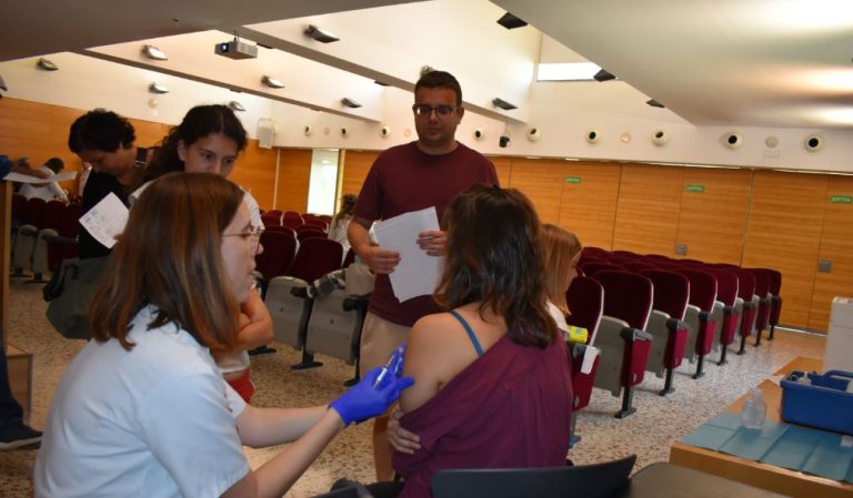 La Unitat de Salut Internacional de l’Hospital Santa Caterina vacuna els Marrecs de Salt abans del seu viatge a l’Índia