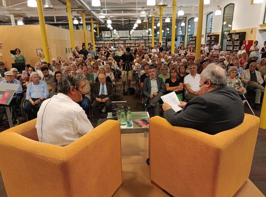 Unes 200 persones assisteixen a la presentació de la biografia d’Alfons Moré a Salt