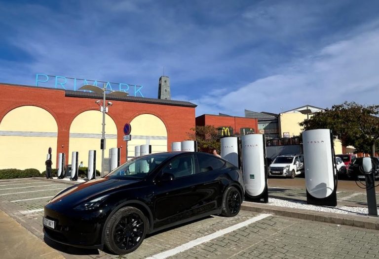 L’Espai Gironès estrena l’estació Tesla més gran de Girona: 40 punts de càrrega i servei 24 h per impulsar la mobilitat elèctrica