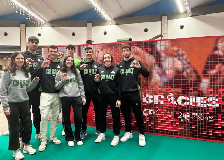 Jugadores i jugadors del CB Salt se sumen a la campanya solidària de Nadal de l’Espai Gironès