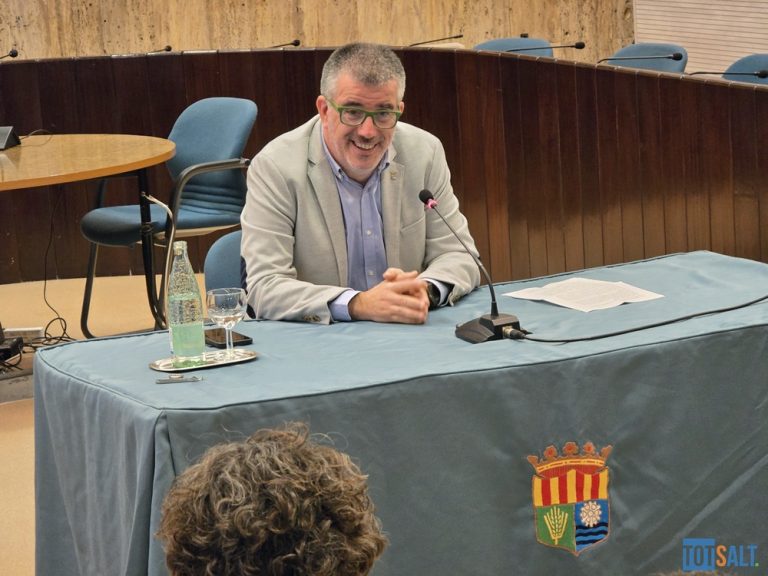 Jordi Viñas renuncia a l’alcaldia de Salt després de 10 anys i mig: el seu adeu i el relleu de Cristina Alarcón