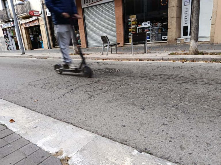 La Policia Local de Salt multa a 186 conductors de patinets durant l’any 2025