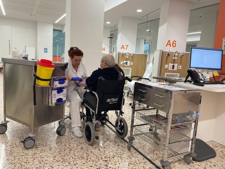 L’Hospital Santa Caterina redueix urgències i reingressos amb una ruta per a pacients crònics complexos L’Hospital Santa Caterina redueix urgències i reingressos amb una ruta per a pacients crònics complexos