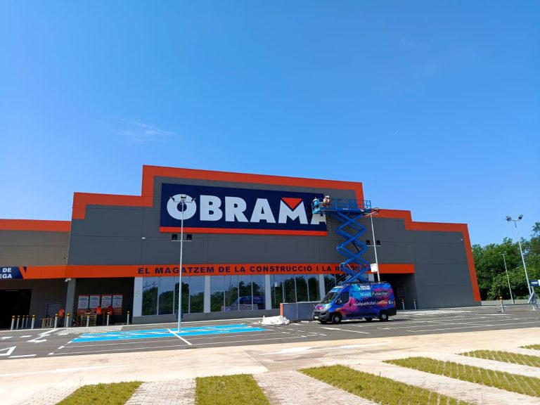 L’EMO rep i gestiona uns 400 currículums de candidats i candidates per treballar a la nova botiga d’Obramat a Salt