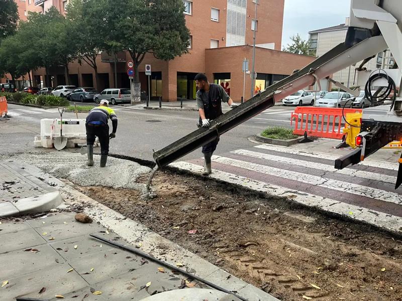 Treballs d’asfaltatge del nou carril bici al carrer Francesc Macià de Salt