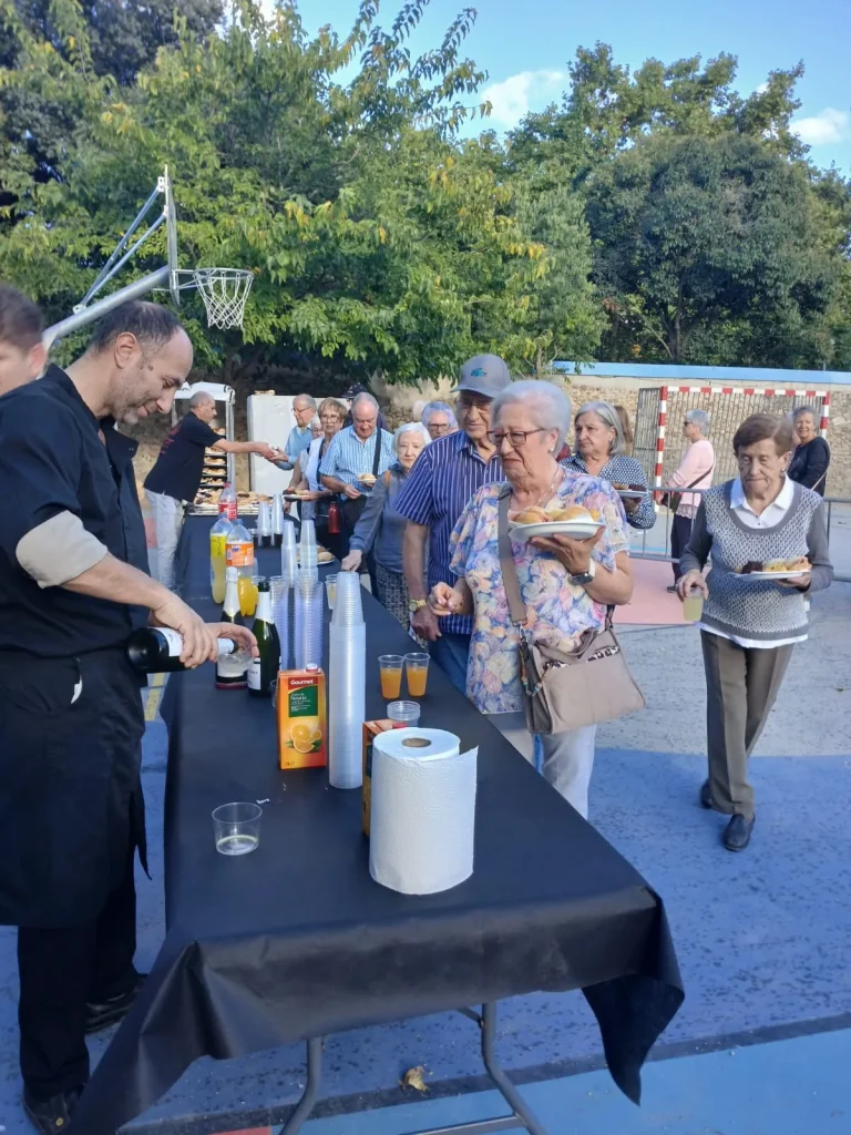 Assistents al piscolabis de la Festa Gran de Salt de 2025