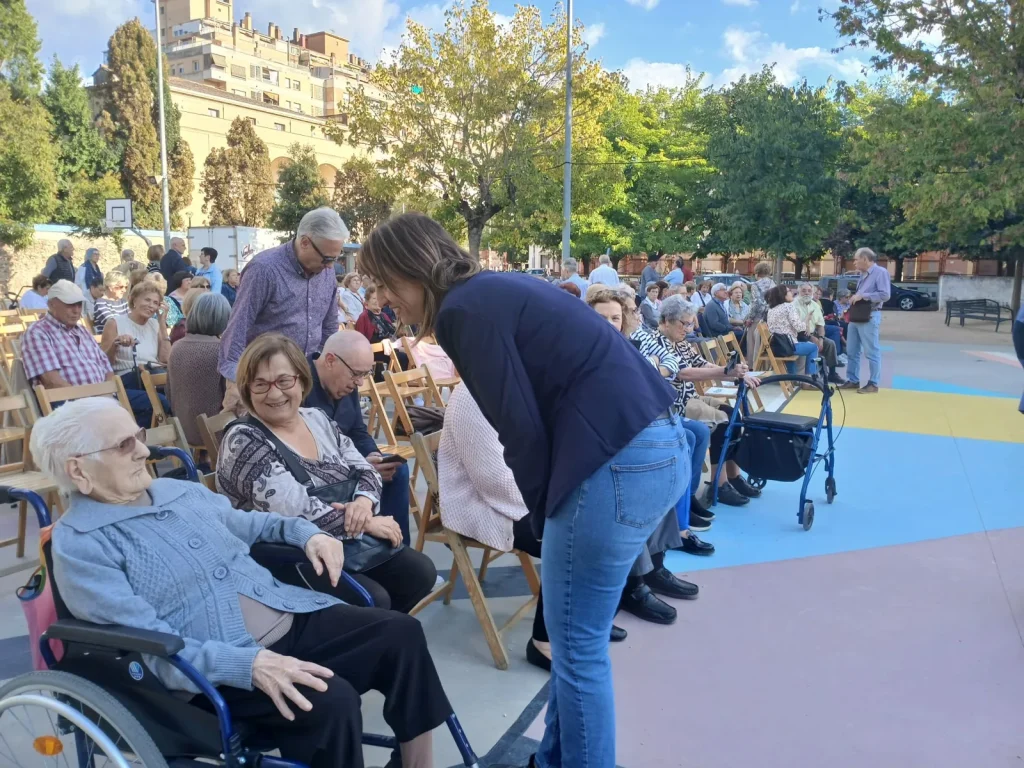 Assistents asseguts al pati durant la Festa Gran de Salt de 2025