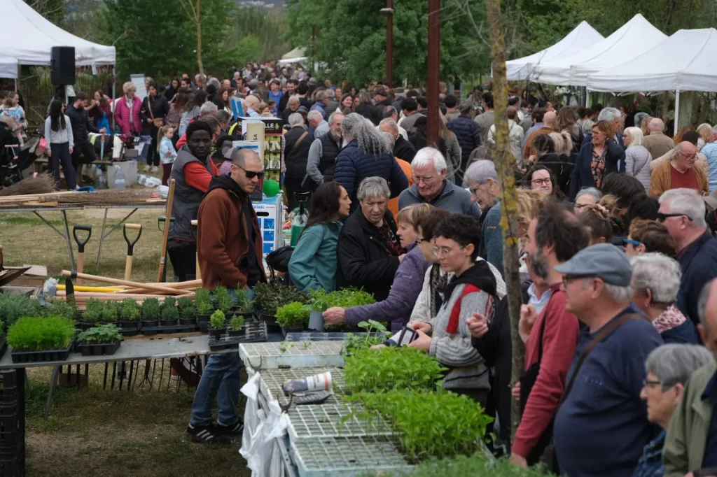 Públic visitant les parades de plantes a la Fira de la Flor i el Planter de Salt