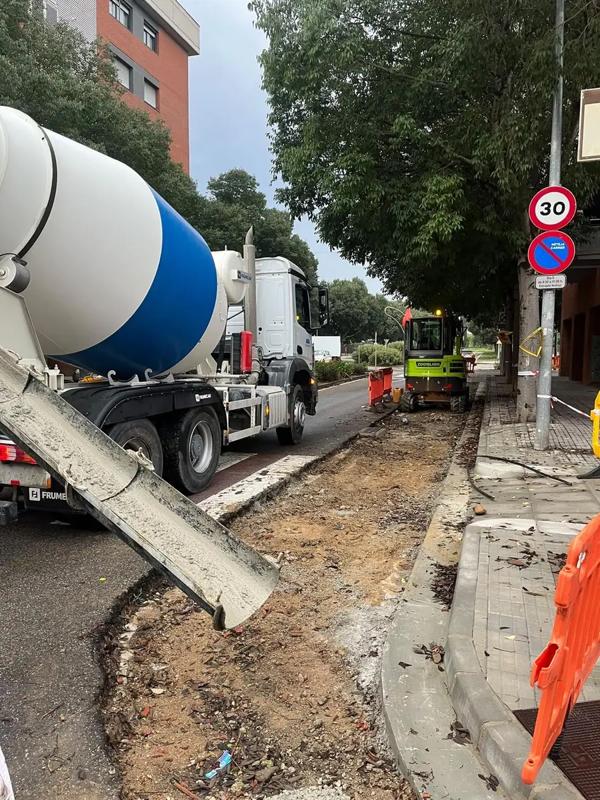 Maquinària durant les obres d’asfaltatge dels carrils bici de Salt
