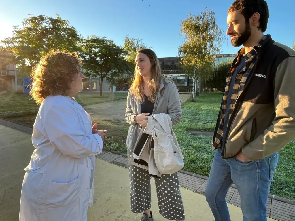 Teresa Lapiedra, infermera especialitzada en dol, conversa amb la Mar i l’Adrià al Parc Hospitalari Martí i Julià