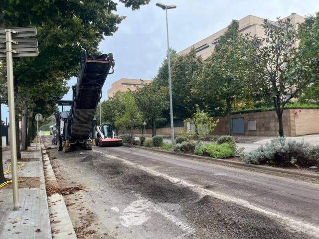 Treballs d’asfaltatge d’un carril bici al passeig Marquès de Camps de Salt