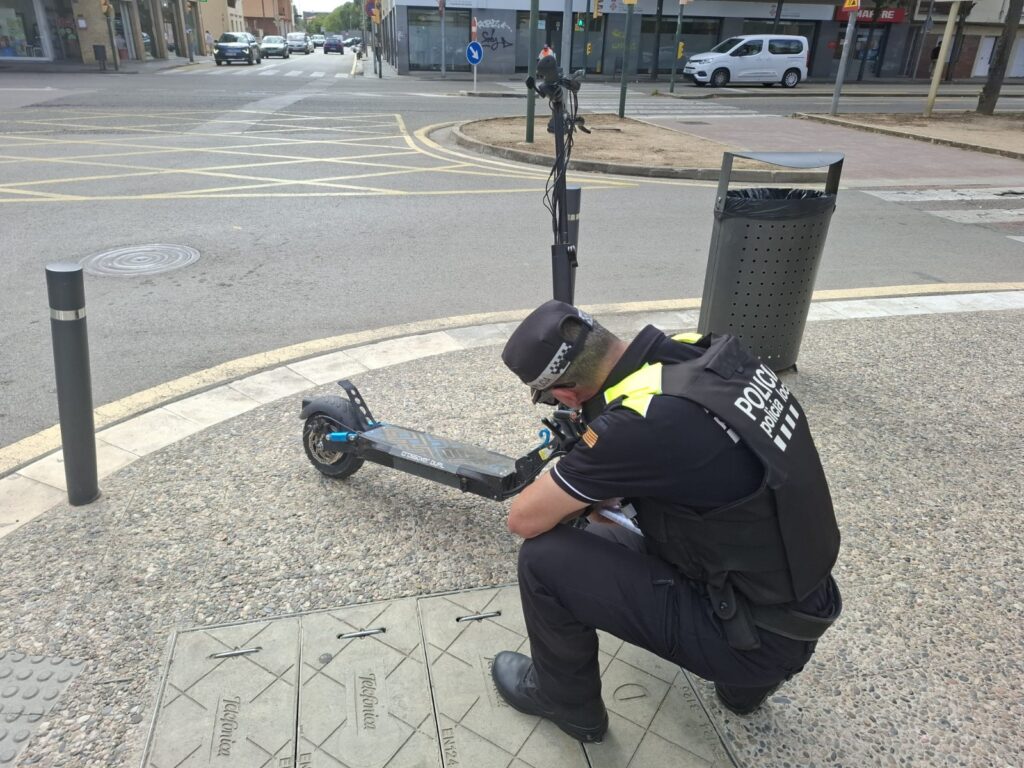 Un agent de la Policia Local de Salt controla un patinet elèctric