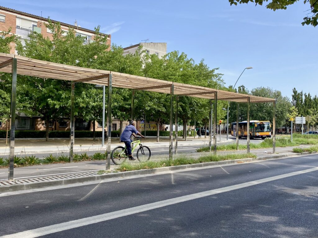 Ciclista en un carril bici de Salt