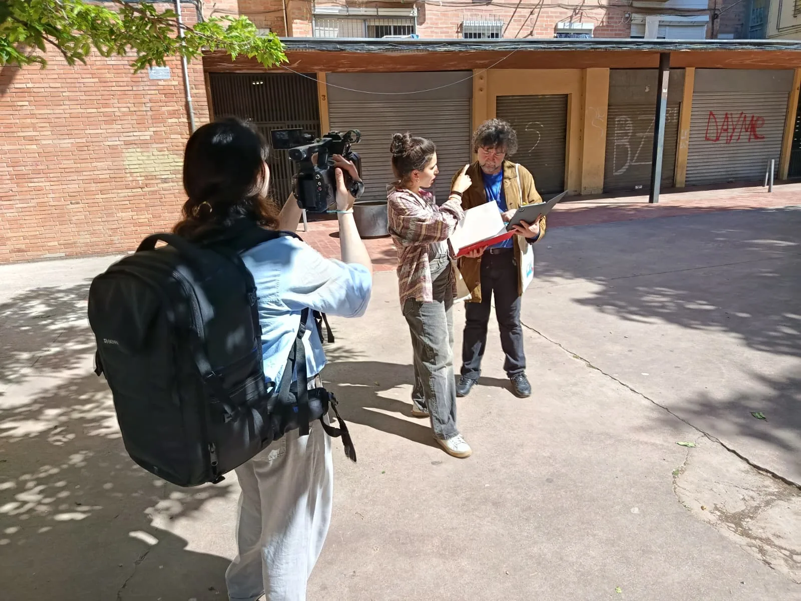 Membres de l’equip A-Porta durant el treball al Barri Centre