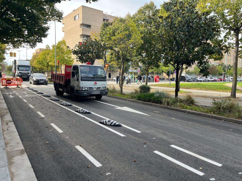 Un camió circula pel tram reobert del passeig Marquès de Camps de Salt
