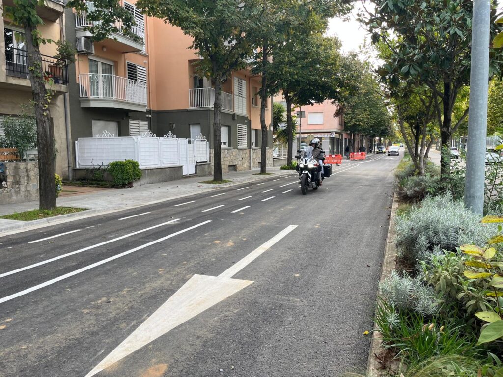 Un motorista circula pel tram reobert del passeig Marquès de Camps de Salt