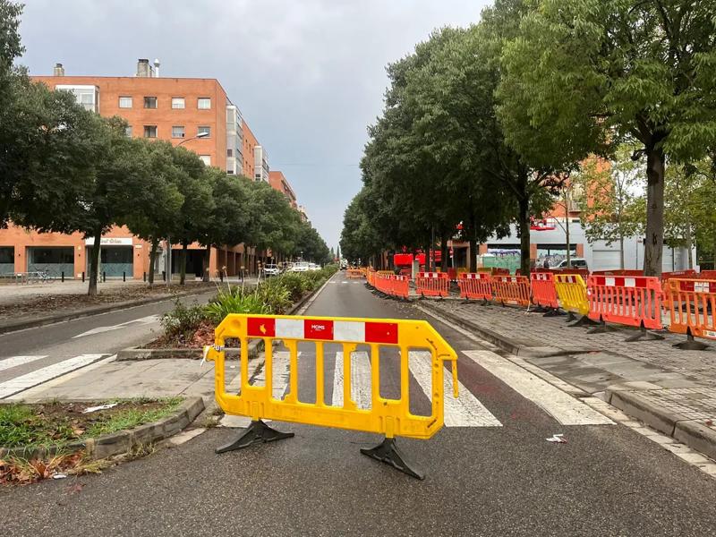 Tall de trànsit per les obres del carril bici al carrer Francesc Macià de Salt